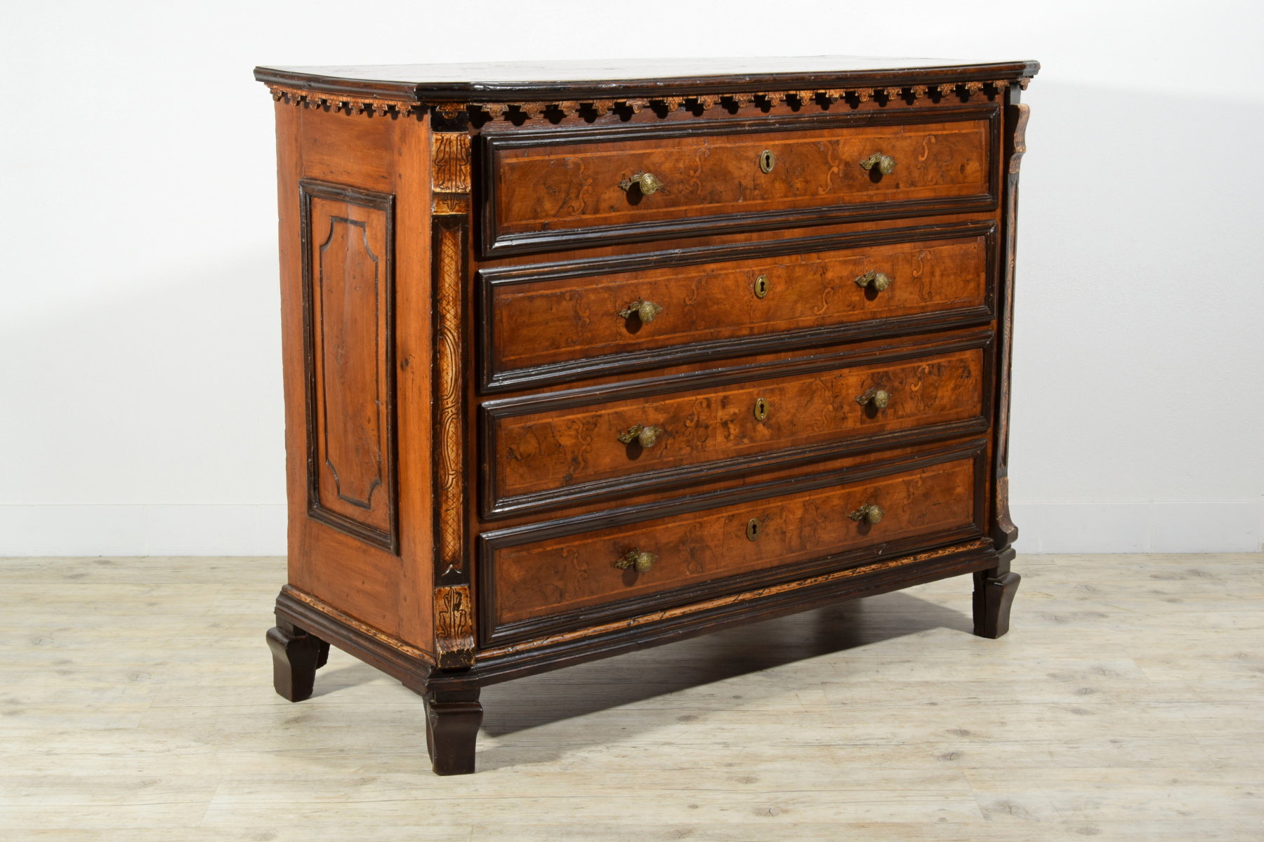 Commode canterano baroque en noyer incrusté, Lombardie, fin du XVIIe siècle